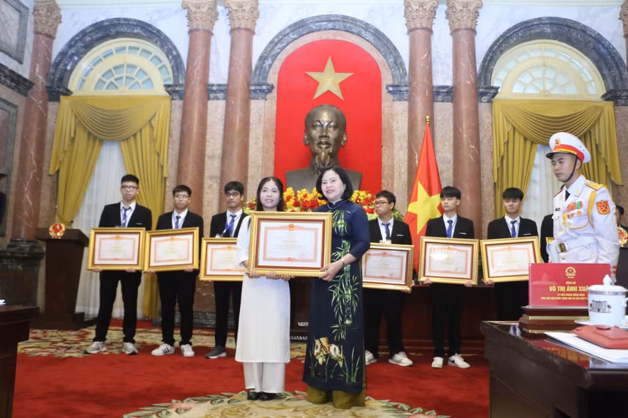 Thứ trưởng Bộ GD&ĐT Ngô Thị Minh trao Bằng khen của Thủ tướng Chính phủ cho các học sinh.