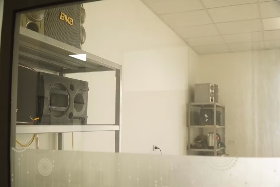 Trong thời gian điều trị, Quý biến căn phòng thành động "bay lắc", mua bán ma tuý.