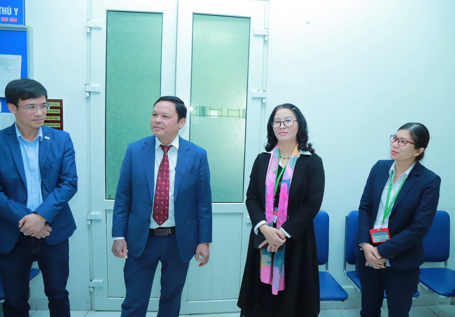 Các đại biểu thăm phòng thí nghiệm trọng điểm công nghệ sinh học thú y. Các đại biểu thăm phòng thí nghiệm trọng điểm công nghệ sinh học thú y.