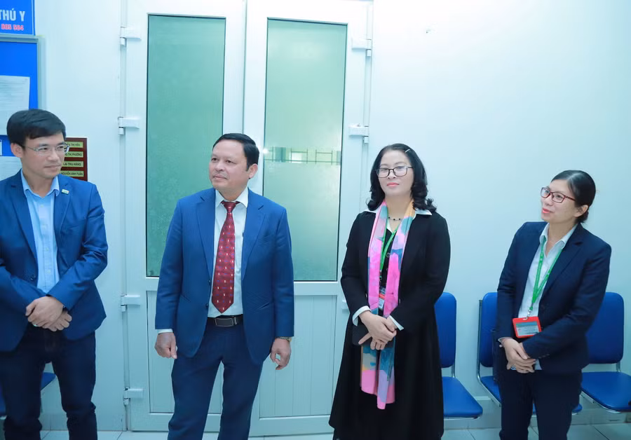 Các đại biểu thăm phòng thí nghiệm trọng điểm công nghệ sinh học thú y.