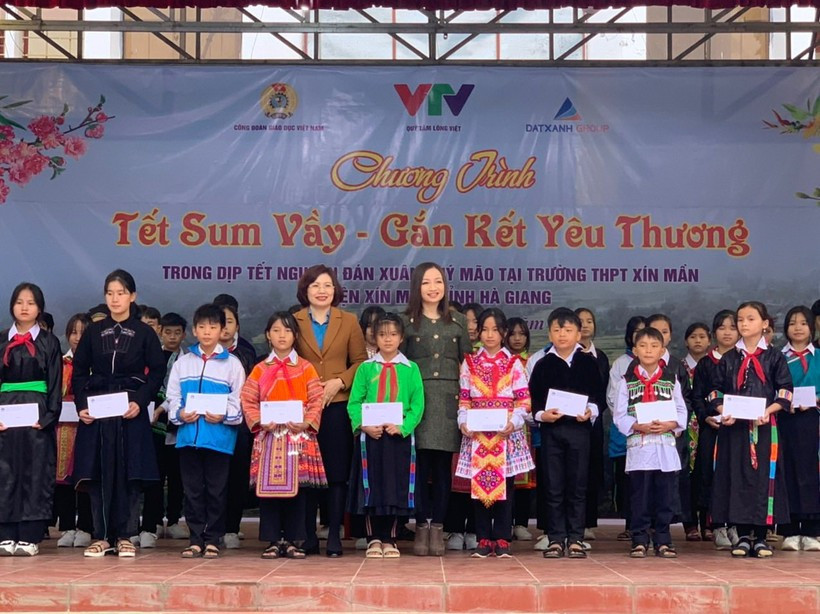 Công đoàn Giáo dục Việt Nam, Quỹ Tấm lòng Việt và các nhà tài trợ tặng quà cho các em học sinh. Công đoàn Giáo dục Việt Nam, Quỹ Tấm lòng Việt và các nhà tài trợ tặng quà cho các em học sinh.