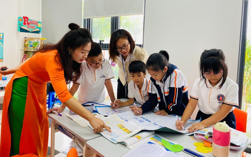 Cô Võ Phương Liên, Tổ trưởng khối 3 Trường Tiểu học Phenikaa (Hà Nội) hướng dẫn học trò trong giờ học. Cô Võ Phương Liên, Tổ trưởng khối 3 Trường Tiểu học Phenikaa (Hà Nội) hướng dẫn học trò trong giờ học.