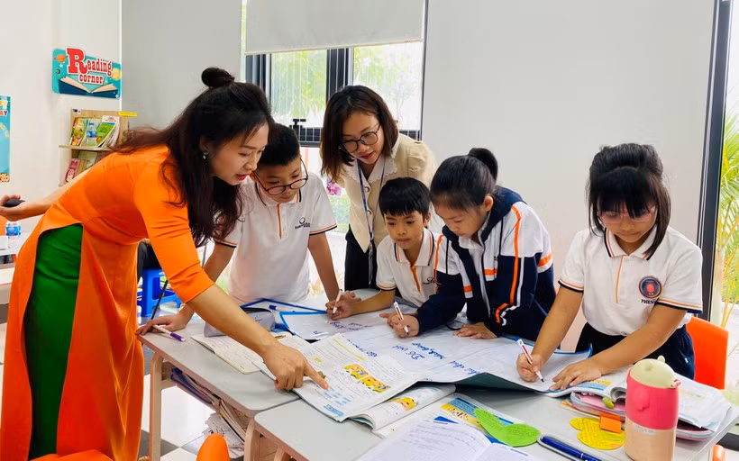 Cô Võ Phương Liên, Tổ trưởng khối 3 Trường Tiểu học Phenikaa (Hà Nội) hướng dẫn học trò trong giờ học.