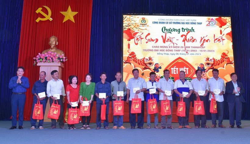 Chủ tịch Công đoàn Giáo dục Việt Nam Nguyễn Ngọc Ân tặng quà các nhà giáo, người lao động tại Trường Đại học Đồng Tháp. Chủ tịch Công đoàn Giáo dục Việt Nam Nguyễn Ngọc Ân tặng quà các nhà giáo, người lao động tại Trường Đại học Đồng Tháp.