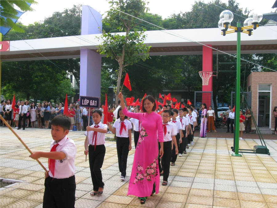 Giáo viên và học sinh Trường THCS Mỹ Đình 1 - nơi cô Loan đang kiêm nhiệm chức vụ Hiệu trưởng