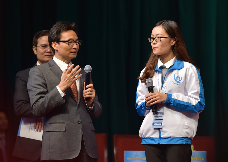 Phó Thủ tướng Vũ Đức Đam nói chuyện với sinh viên Phan Thị Quỳnh Trang. Ảnh: VGP Phó Thủ tướng Vũ Đức Đam nói chuyện với sinh viên Phan Thị Quỳnh Trang. Ảnh: VGP