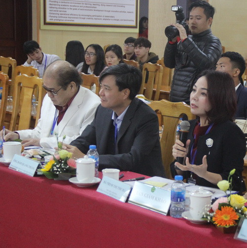 Ban giám khảo phản biện sau phần thuyết trình của các đội