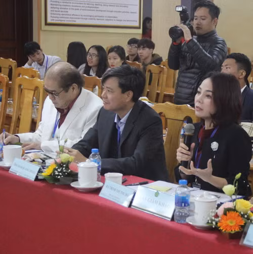 Ban giám khảo phản biện sau phần thuyết trình của các đội