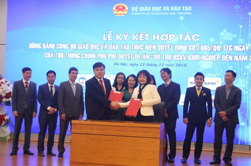 Ngay sau buổi gặp gỡ báo chí là lễ ký kết giữa Bộ GD&ĐT với các nhà tài trợ.