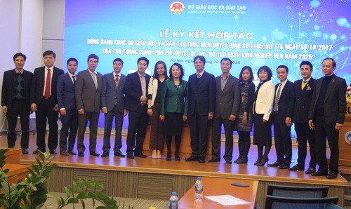 Các đơn vị tài trợ chụp ảnh lưu niệm cùng lãnh đạo Bộ GD&ĐT