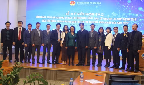 Các đơn vị tài trợ chụp ảnh lưu niệm cùng lãnh đạo Bộ GD&ĐT