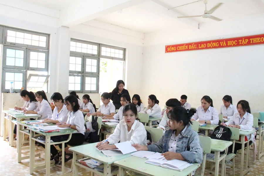 Cô Ngô Thị Hải giảng dạy học sinh Trường PTDTNT Đăk Hà.