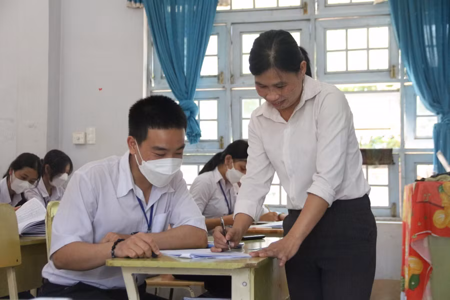 Cô Phan Thị Diệu Trang hướng dẫn học sinh ghi nhớ kiến thức lịch sử thông qua sơ đồ tư duy.