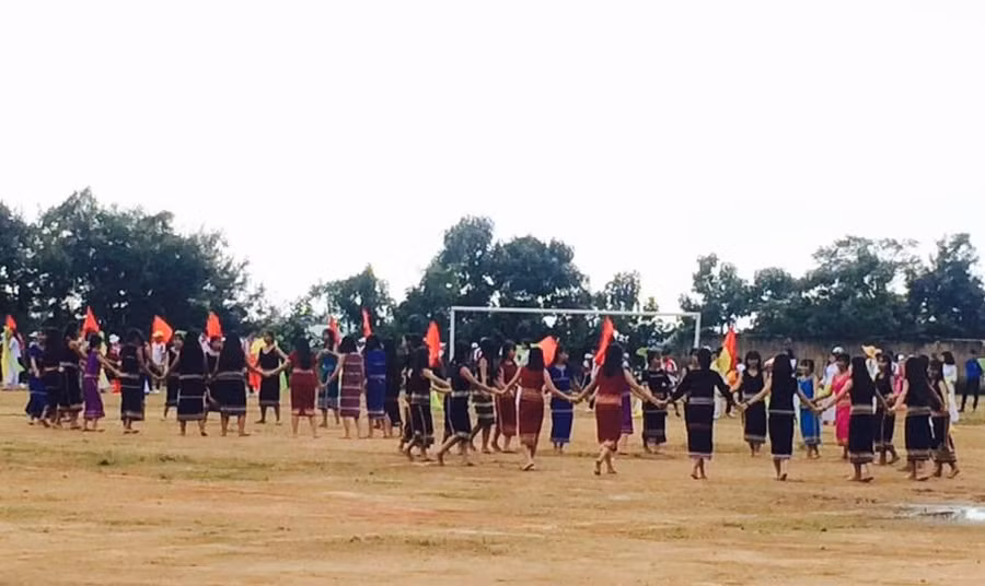 Học sinh Trường PTDTNT Đăk Hà múa xoang, lưu giữ lại văn hoá truyền thống dân tộc.