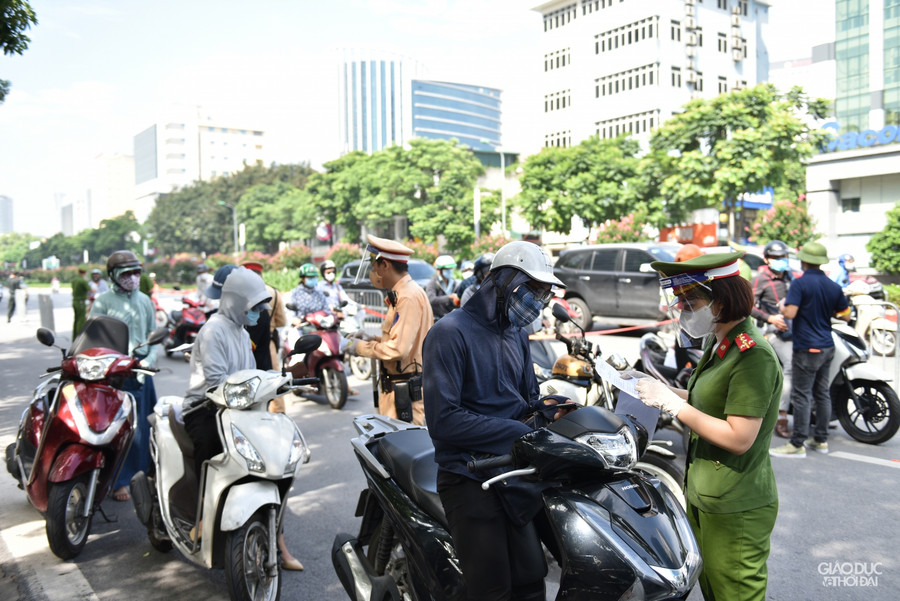 Căn cứ vào tình hình từng địa bàn, các tổ công tác sẽ tính toán thời gian, tuyến đường cắm chốt để kiểm tra, kiểm soát người và phương tiện đi lại trên đường.