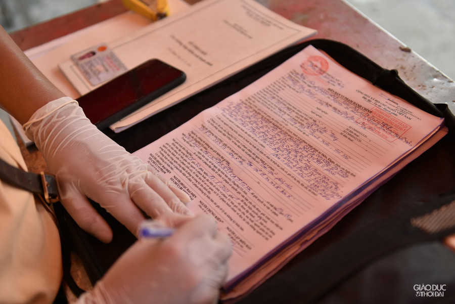 Đồng thời, lực lượng chức năng kiểm tra việc sử dụng giấy đi đường của cơ quan, doanh nghiệp cấp có đúng đối tượng, đối tượng ra đường có đúng mục đích, để từ đó kịp thời xử lý nghiêm, kiến nghị cấp có thẩm quyền xử lý đơn vị cấp giấy đi đường, tránh tình trạng lợi dụng việc cấp giấy để ra đường không rõ lý do, vi phạm giãn cách xã hội.