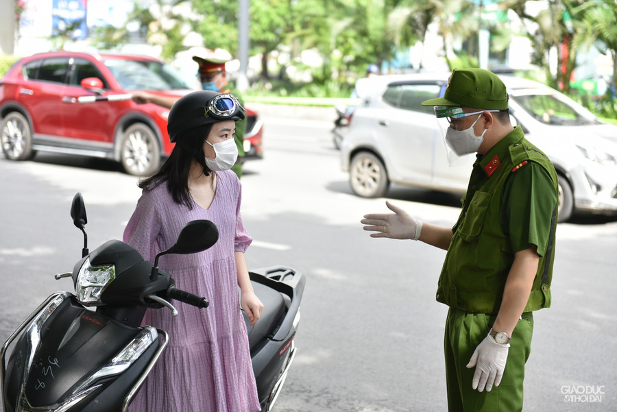 Ngoài làm nhiệm vụ trên các tuyến đường với quyết tâm cao kiểm soát chặt lượng người tham gia lưu thông trên đường để thực hiện nghiêm quy định giãn cách xã hội, tổ công tác cũng kiểm tra, xử lý các trường hợp vi phạm lỗi trật tự an toàn giao thông.