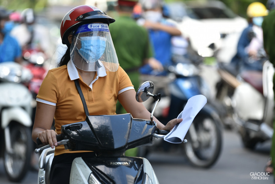 Do lượng phương tiện đi trên trục đường Nguyễn Trãi khá đông, nên nhiều người đã cầm sẵn giấy đi đường trên tay.