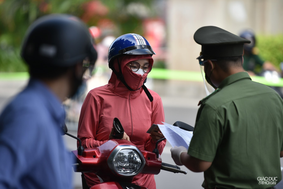 Các tổ công tác tập trung cắm chốt trên những tuyến phố chính để kiểm tra, kiểm soát người và phương tiện đi lại. Mục đích của tổ công tác là không để người không có lý do chính đáng ra khỏi nhà, tham gia giao thông, vi phạm quy định về giãn cách xã hội theo Chỉ thị số 17/CT-UBND của UBND TP. Hà Nội.