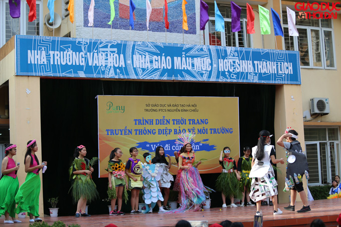 Bộ thời trang đường làm bằng " rác" được cô và trò trình diễn trên sân khấu.