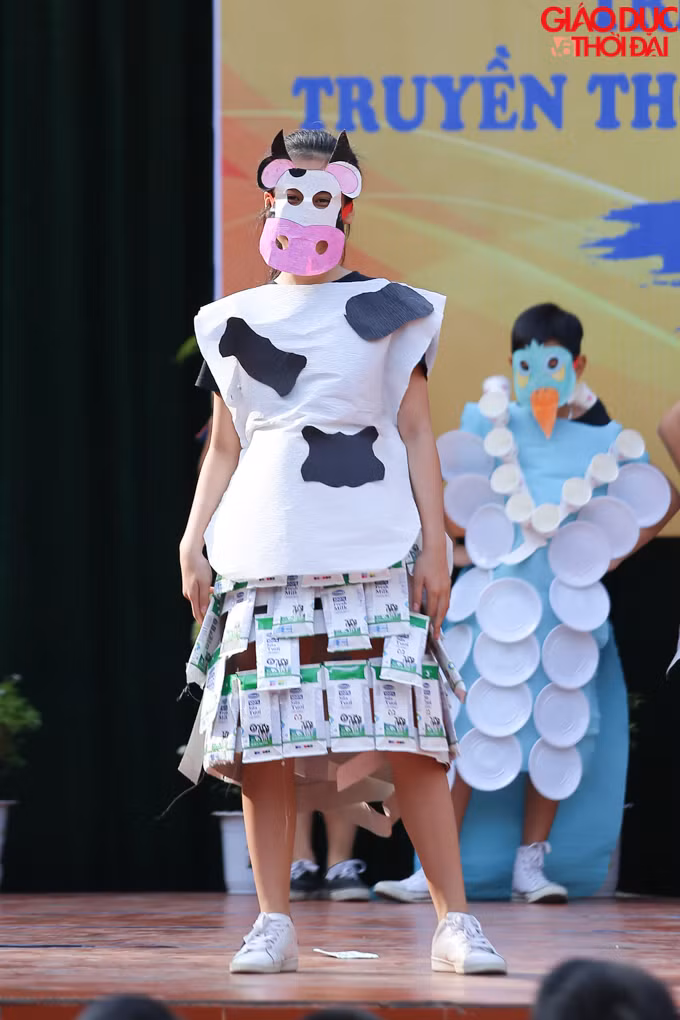 Bộ đồ được lấy ý tưởng từ những vỏ hộp sữa.