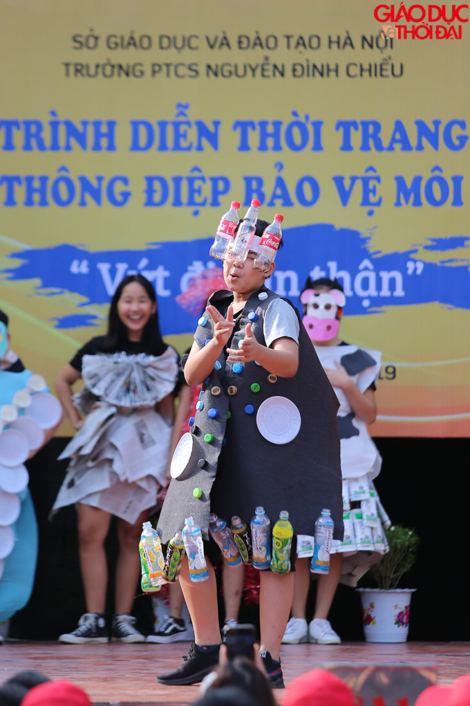 Trang phục được làm từ những chiếc vỏ chai nhựa.