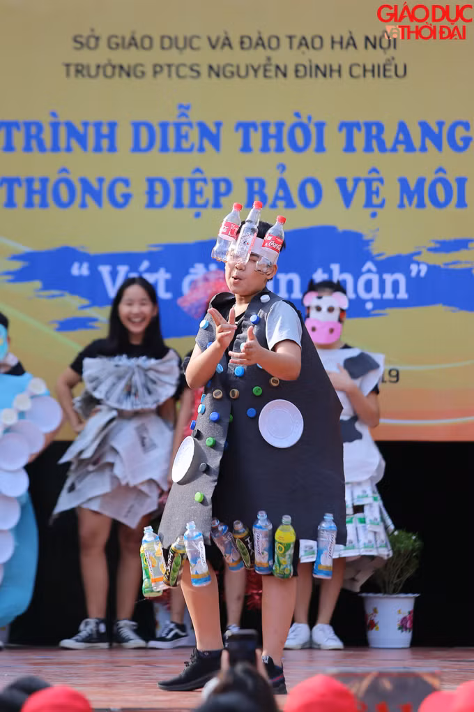 Trang phục được làm từ những chiếc vỏ chai nhựa.