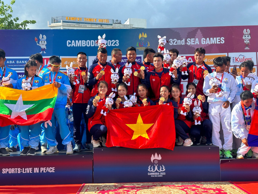 Hồ Thị Ne cùng đồng đội nhận Huy chương Vàng môn đua thuyền truyền thống tại SEA Games 32 tổ chức tại Campuchia.
