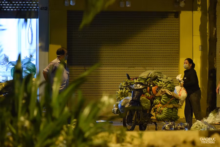 Chợ cóc mở từ đêm đến sáng sớm, người bán người mua không tuân thủ 5K phòng dịch ảnh 7