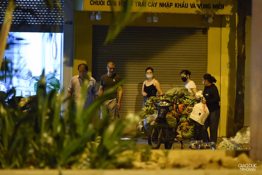 Nhiều người dân sống tại khu vực cũng tranh thủ để ra mua đồ cho gia đình mình và không bị quản lý chặt bởi lực lượng kiểm soát ở các chốt kiểm dịch.