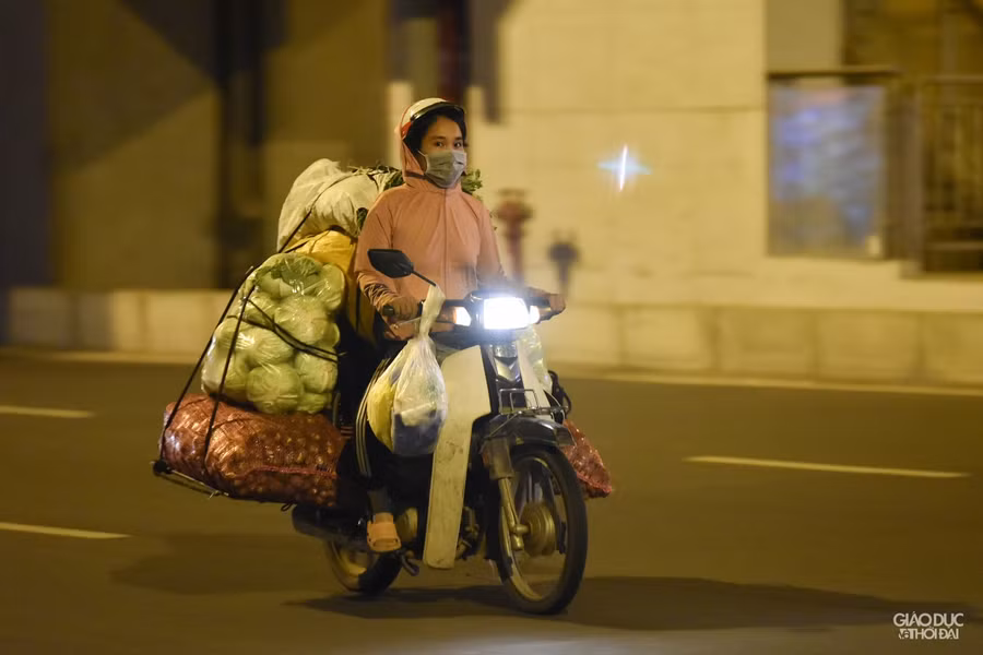 Những chuyến xe chở nông sản cứ lần lượt đến điểm bán tại khu vực chợ Phùng Khoang, thay vì vào bên trong khu chợ như trước, giờ đây nhiều tiểu thương chỉ có thể bày bán ngay phía bên ngoài mặt đường Nguyễn Trãi.