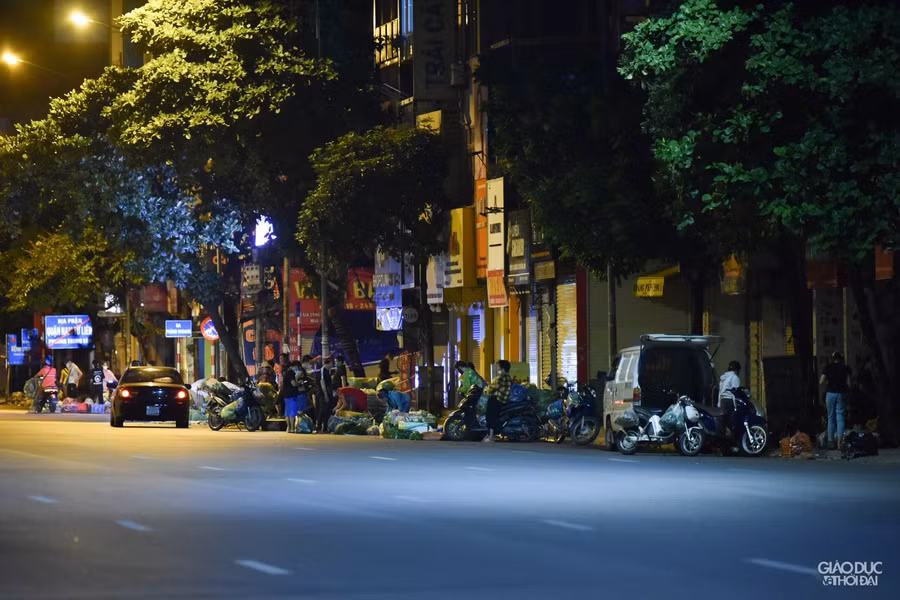 Các chợ cóc đã bắt đầu hoạt động chui ở nhiều khu dân cư hoặc vỉa hè trước các cổng chợ lớn.