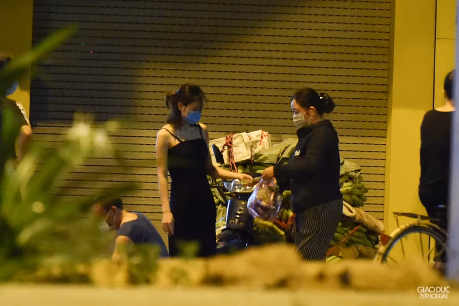 Điều đáng chú ý tại đây là người dân cũng như các tiểu thương không có giãn cách theo đúng quy định, nhiều người còn kéo khẩu trang xuống để nói chuyện.