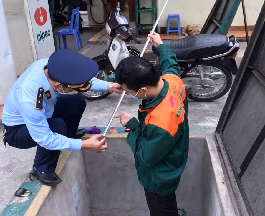 Lực lượng QLTT Hà Nội tiến hành kiểm tra một cửa hàng xăng dầu.