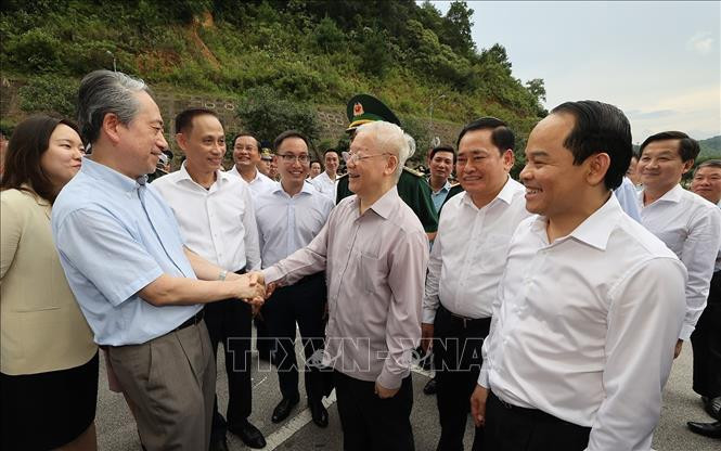 Tổng Bí thư Nguyễn Phú Trọng và Đại sứ Đặc mệnh toàn quyền Cộng hòa Nhân dân Trung Hoa Hùng Ba tại Cửa khẩu quốc tế Hữu Nghị. Ảnh: Trí Dũng/TTXVN Tổng Bí thư Nguyễn Phú Trọng và Đại sứ Đặc mệnh toàn quyền Cộng hòa Nhân dân Trung Hoa Hùng Ba tại Cửa khẩu quốc tế Hữu Nghị. Ảnh: Trí Dũng/TTXVN