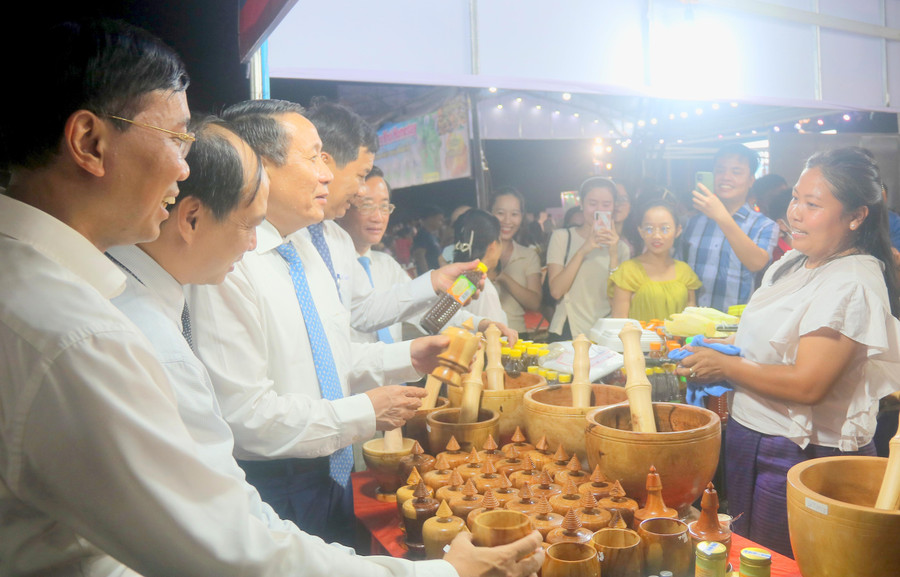 Các gian hàng giới thiệu sản phẩm của nhiều quốc gia, vùng lãnh thổ tạo nên tính đa dạng tại hội chợ. Các gian hàng giới thiệu sản phẩm của nhiều quốc gia, vùng lãnh thổ tạo nên tính đa dạng tại hội chợ.