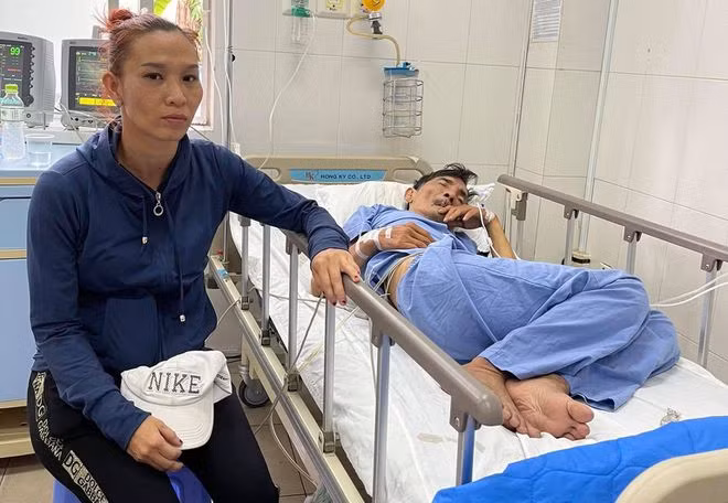 Vợ của nghệ sĩ Thương Tín đã có mặt tại bệnh viện để chăm sóc nam diễn viên