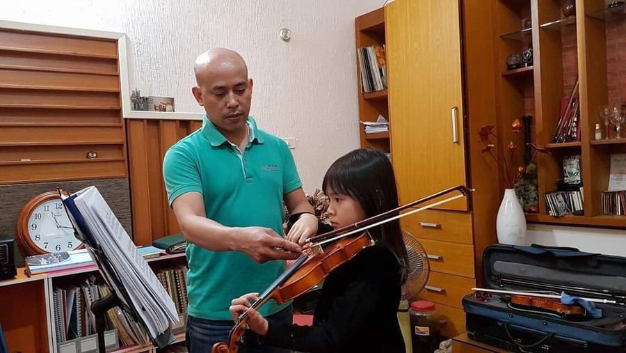 NSUT Nguyễn Công Thắng – học trò của GS Ngô Văn Thành, hiện là Phó Chủ nhiệm khoa Dây của Học viện âm nhạc Việt Nam NSUT Nguyễn Công Thắng – học trò của GS Ngô Văn Thành, hiện là Phó Chủ nhiệm khoa Dây của Học viện âm nhạc Việt Nam