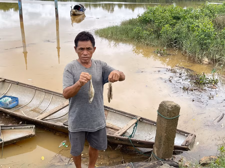 Người dân sống bên sông Sa Lung liên tục phát hiện cá chết. Người dân sống bên sông Sa Lung liên tục phát hiện cá chết.