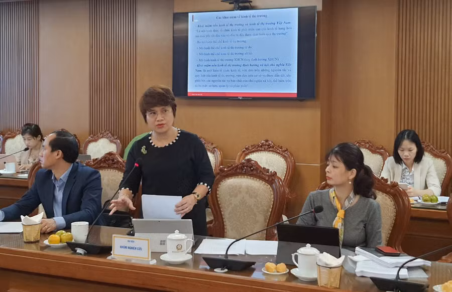 Thay mặt nhóm nhiên cứu, PGS.TS Nguyễn Thu Thủy thuyết minh tóm tắt đề tài