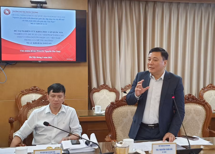 Các ủy viên Hội đồng phát biểu, góp ý cho đề tài