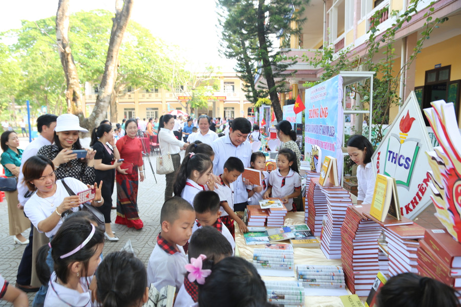 Bà Nguyễn Thị Phước Hòa, Trưởng Phòng GD&amp;ĐT Triệu Phong cho biết, được sự nhất trí của UBND huyện, Phòng GD&amp;ĐT tổ chức Khai mạc Ngày Sách và Văn hóa đọc Việt Nam năm 2024. Đây là một sự kiện văn hóa có ý nghĩa đối với cộng đồng xã hội, góp phần xây dựng, phát triển và lan tỏa phong trào đọc sách trong các trường học.