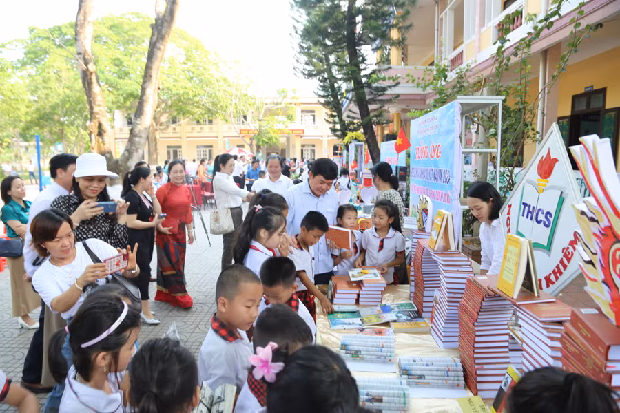 Bà Nguyễn Thị Phước Hòa, Trưởng Phòng GD&amp;ĐT Triệu Phong cho biết, được sự nhất trí của UBND huyện, Phòng GD&amp;ĐT tổ chức Khai mạc Ngày Sách và Văn hóa đọc Việt Nam năm 2024. Đây là một sự kiện văn hóa có ý nghĩa đối với cộng đồng xã hội, góp phần xây dựng, phát triển và lan tỏa phong trào đọc sách trong các trường học.