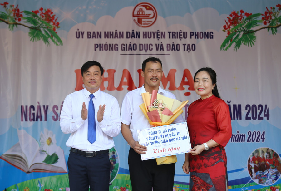 Tại ngày hội sách, lãnh đạo Phòng GD&amp;ĐT huyện Triệu Phong tiếp nhận sách do Công ty CP sách và thiết bị đầu tư phát triển giáo dục Hà Nội trao tặng.