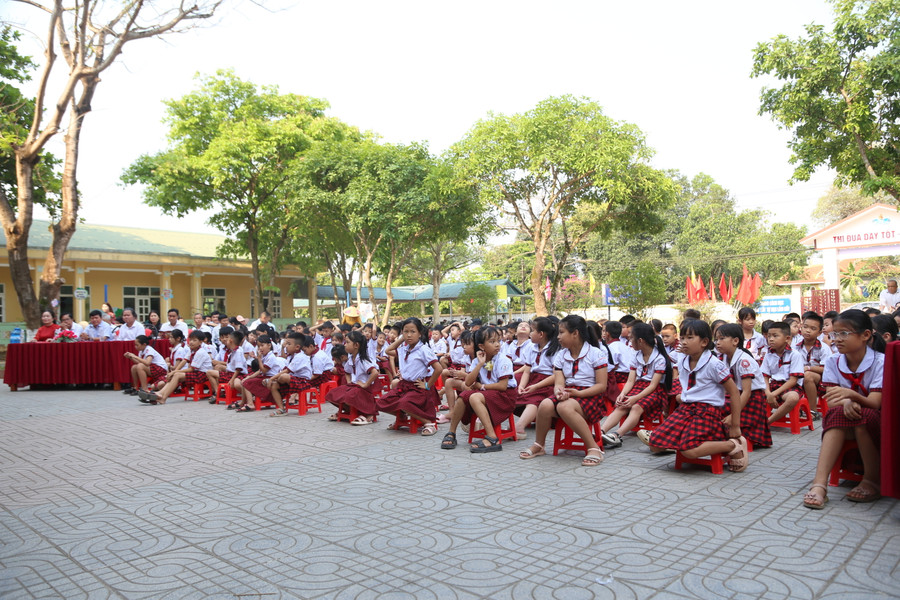 Ngày Sách và Văn hóa đọc Việt Nam 2024 thu hút sự tham gia của hàng trăm học sinh trên địa bàn. Ngày Sách và Văn hóa đọc Việt Nam năm nay đã trưng bày 10 mô hình với khoảng 4.000 bản sách và được xếp theo mô hình nghệ thuật và trưng bày phục vụ bạn đọc.