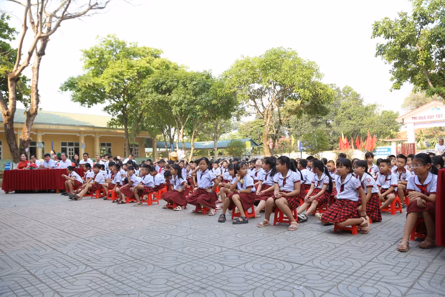 Ngày Sách và Văn hóa đọc Việt Nam 2024 thu hút sự tham gia của hàng trăm học sinh trên địa bàn. Ngày Sách và Văn hóa đọc Việt Nam năm nay đã trưng bày 10 mô hình với khoảng 4.000 bản sách và được xếp theo mô hình nghệ thuật và trưng bày phục vụ bạn đọc.