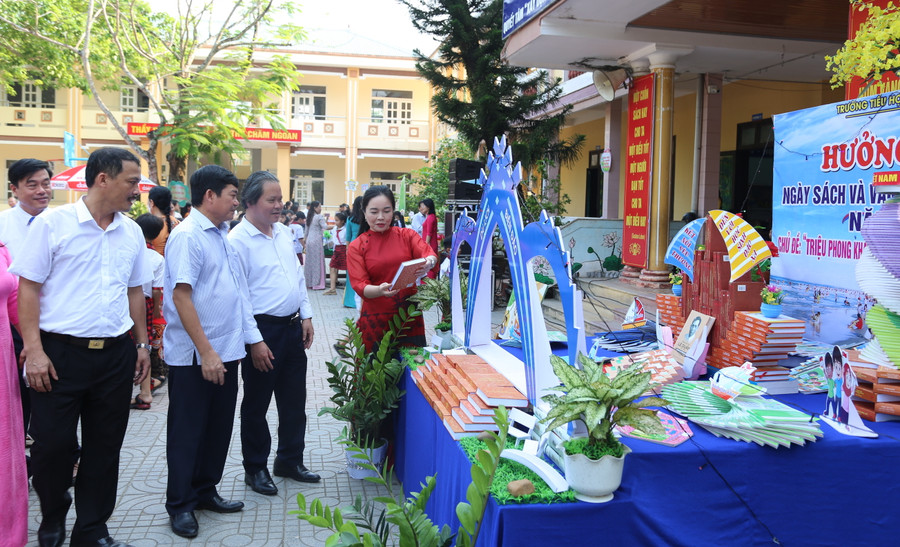 Các đại biểu tham dự tham quan các mô hình sách do các trường học xây dựng và trưng bày.