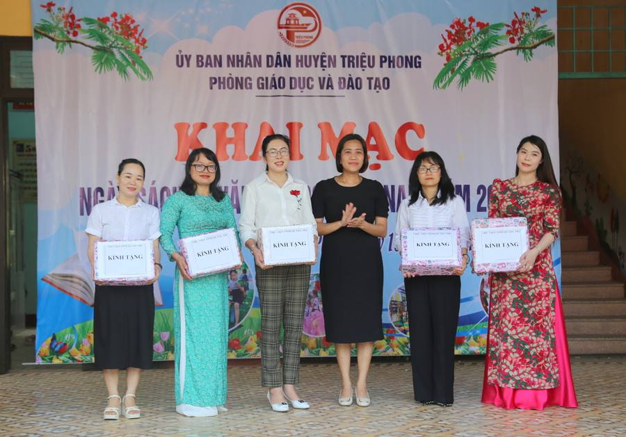 Thư viện tỉnh Quảng Trị cũng tặng sách đến các trường học ở huyện Triệu Phong.