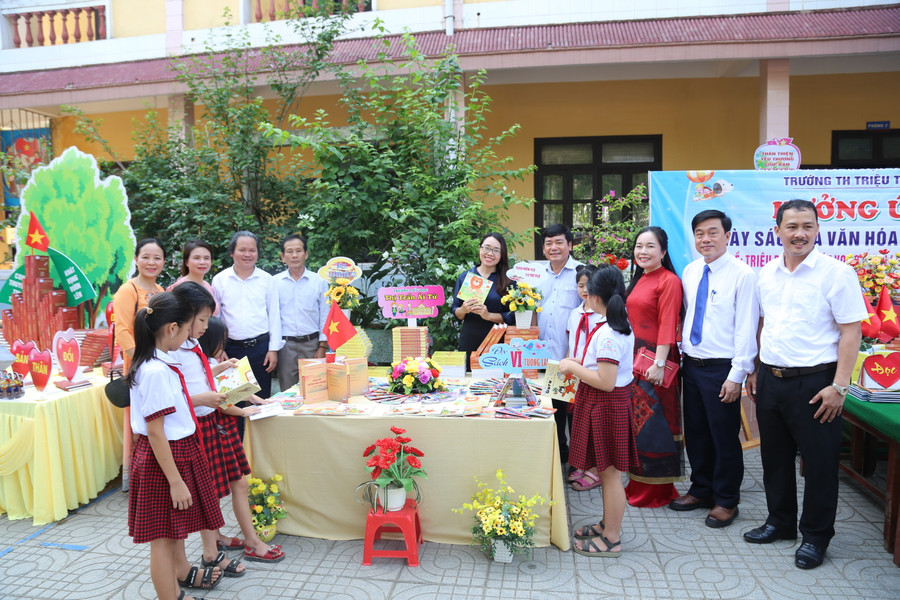 Ngày sách và văn hoá đọc năm nay cũng là cơ hội để CBGV và học sinh cùng nhau trao đổi những cuốn sách hay có ý nghĩa để tuyên truyền đến những người yêu sách nói riêng và bạn đọc nói chung trên địa bàn toàn huyện.