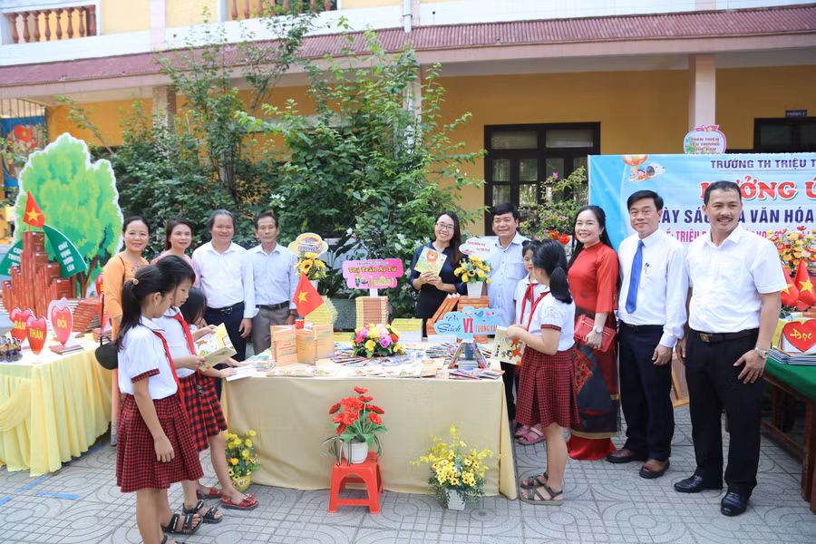 Ngày sách và văn hoá đọc năm nay cũng là cơ hội để CBGV và học sinh cùng nhau trao đổi những cuốn sách hay có ý nghĩa để tuyên truyền đến những người yêu sách nói riêng và bạn đọc nói chung trên địa bàn toàn huyện.